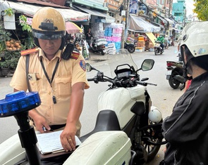 Mạo hiểm băng qua đường sắt khi rào chắn đã hạ, nhiều người bị lập biên bản