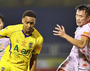 Hậu vệ CLB Hải Phòng 'dâng' bàn thắng cho Sông Lam Nghệ An