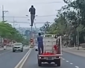 Xử phạt tài xế xe biển xanh chở người trên thùng xe sau video lan truyền trên TikTok