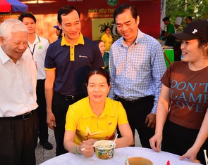Nguyên Chủ tịch nước Nguyễn Minh Triết đến với Phở yêu thương ở Bàu Bàng