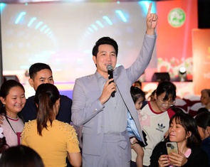 Người dân Bàu Bàng vừa ăn Phở yêu thương vừa nghe ca sĩ hát 'thật đã'