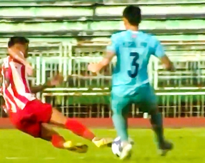 Bùi Xuân Quý lãnh thẻ đỏ vì 'ăn chân' cầu thủ Xuân Thiện Phú Thọ