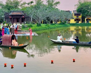 Thả 65 hoa đăng tưởng niệm thảm họa da cam tại Bảo tàng Áo dài