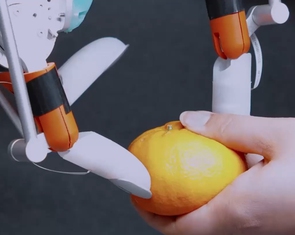 Robot có 'móng tay' như người, lần đầu bóc vỏ cam và nhặt tiền xu dễ dàng