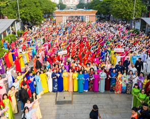 58.000 phụ nữ đồng diễn áo dài tại TP.HCM