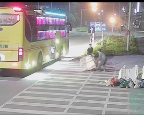 Thấy đống rác bên đường, chủ tịch phường yêu cầu ‘check cam’ để tìm người xả rác xử phạt