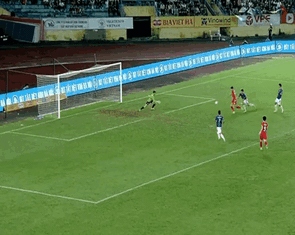 Video: Duy Mạnh, Văn Chuẩn 'thi nhau' cứu thua cho CLB Hà Nội