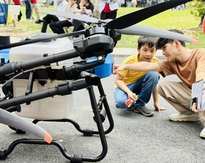 Học sinh 'chạm tay' robot, drone, máy kích tim để thử nghề tại ngày hội tư vấn tuyển sinh