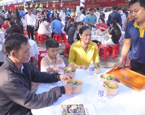 Một tô phở, một ngày 8-3… và giọt nước mắt xúc động