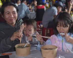 Ấm lòng 'Phở yêu thương' tại Bàu Bàng sau cơn mưa