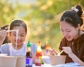 Công nhân, người lao động Bàu Bàng tranh thủ ăn phở trước khi vào ca