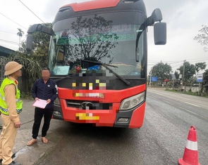 Hình ảnh bên trong ô tô 19 chỗ 'nhồi' 60 người, bị phạt hơn 223 triệu đồng