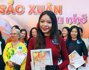 Khi tà áo dài trở thành ‘toan vẽ’ của nữ họa sĩ