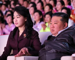 Lãnh đạo Triều Tiên Kim Jong Un dự hòa nhạc kỷ niệm Quốc tế Phụ nữ cùng vợ và con gái