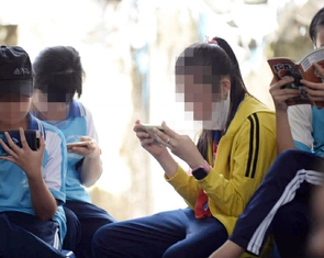 Điện thoại 'nuôi' trẻ, nhiều hậu quả khó lường
