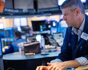 Đọc nhanh 1-4: Giá dầu sụt mạnh, vàng tăng, chứng khoán Mỹ vọt hơn 1.125 điểm