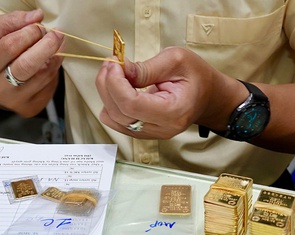 Giá vàng bật tăng mạnh, vượt 4.600 USD/ounce