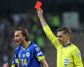 Trọng tài hứng chịu 'cơn mưa' phẫn nộ vì bắt ép tuyển Ý