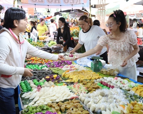Lễ hội bánh dân gian Nam Bộ 2026 có bản đồ Việt Nam làm từ xôi nặng 700kg, với 34 màu sắc