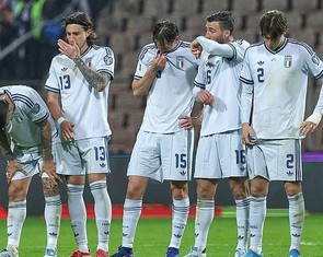 Dư luận quốc tế chỉ trích dữ dội màn trình diễn của tuyển Ý