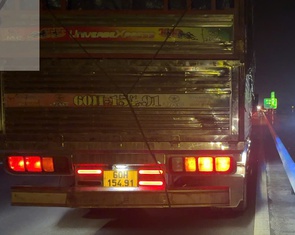 Nổ lốp, dừng xe trên cao tốc không đặt cảnh báo, tài xế bị phạt 13 triệu