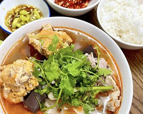 Bún bò Huế ăn với cơm nguội, có phải nhà quê?