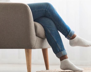 Ngồi vắt chéo chân có hại? Câu trả lời khiến nhiều người bất ngờ