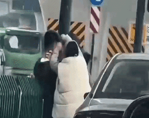 Va chạm giao thông thành màn tấu hài khó đỡ, người khen đáng yêu, người băn khoăn tội quấy rối