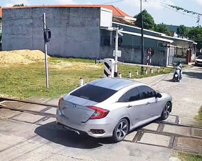 Vượt đèn đỏ nơi giao nhau đường sắt, cô gái bị phạt 5 triệu, tước GPLX 2 tháng