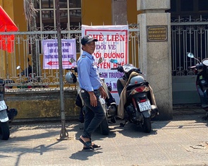 Loạt biển thông báo dời điểm bán hàng trên vỉa hè ở Hội An sau loạt yêu cầu của chính quyền