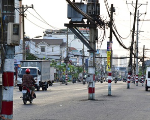Vì sao 200 cột điện trên đường Nguyễn Thị Định chưa thể di dời?