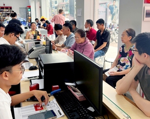 Người dân đến kín điểm giao dịch chờ xác thực SIM chính chủ