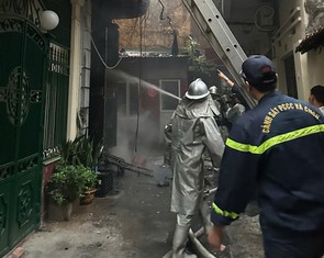 Cháy nhà trong ngõ sâu Hà Nội, 1 người đi cấp cứu