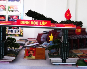 Bộ đội tạo hình dinh Độc Lập, xe tăng 390, khí tài chiến đấu từ sách