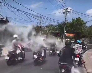 Công an làm việc với nhóm thanh niên chạy xe máy đùa giỡn, ném bột vào người đi đường