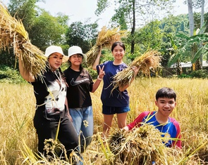 Học sinh học làm nông, bắt cá tại 'lớp học' giữa rừng Yang Bay