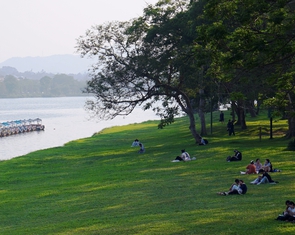 Huế xanh thắm đôi bờ sông Hương