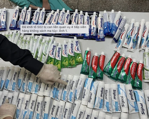 Ai đã bỏ hơn 10kg ma túy vào tuýp kem đánh răng, thuê 4 tiếp viên hàng không xách tay?