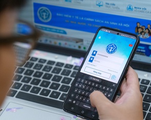 Người dân có thể dùng sổ bảo hiểm xã hội, thẻ bảo hiểm y tế điện tử thay bản giấy