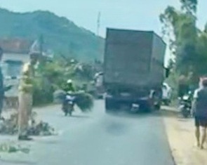 Gặp tai nạn với xe đầu kéo, 2 người đi xe máy thiệt mạng