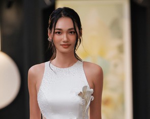 Xuân Lê dùng hoa huệ tây kể tiếp hành trình đưa lụa Việt ra thế giới