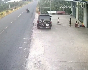 Bé trai đá bóng ra đường làm một người bị tai nạn tử vong, cơ quan chức năng nói gì?
