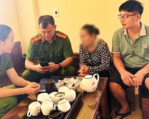 Thay vì chở đến ngân hàng, tài xế taxi rẽ vào đồn công an, giúp người phụ nữ thoát vụ lừa đảo