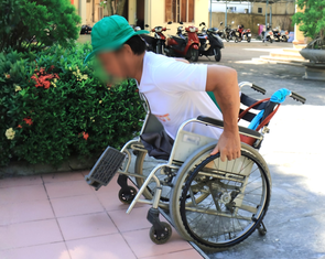 1 tấc thềm thôi cũng là 'bức tường', xây công trình sao nỡ quên người khuyết tật