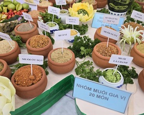 Ngắm bàn tiệc lập kỷ lục 100 món muối - giữ hồn di sản Việt