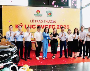Phân bón Cà Mau trao Mercedes-Benz vinh danh đại lý