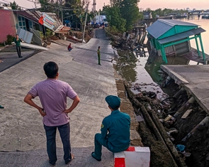 Sạt lở ở Cà Mau, nhiều nhà dân trị giá hơn 3 tỉ đồng trôi xuống sông