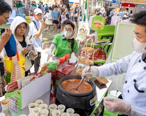 Khách ùn ùn đổ về Lễ hội bánh mì Việt Nam, doanh nghiệp nào cũng bán ra cả ngàn ổ