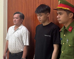 Bắt thanh niên chạy xe lạng lách, tông ngã cán bộ công an