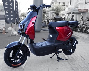 Cận cảnh VinFast Amio: Giá gần 14 triệu đồng, 65km/sạc, hết điện cũng không phải lo dắt bộ